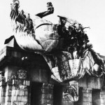 Reiterstandbild des Kaiser-Wilhelm-Denkmal April 1945 [Quelle: Landeshauptarchiv Koblenz]